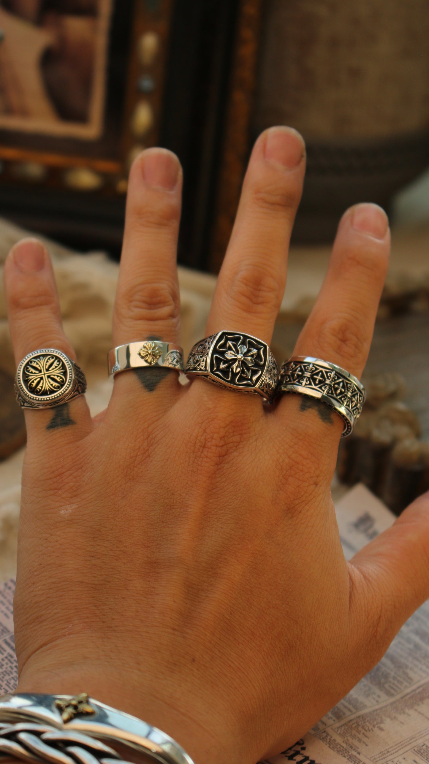 Cross iris Ring