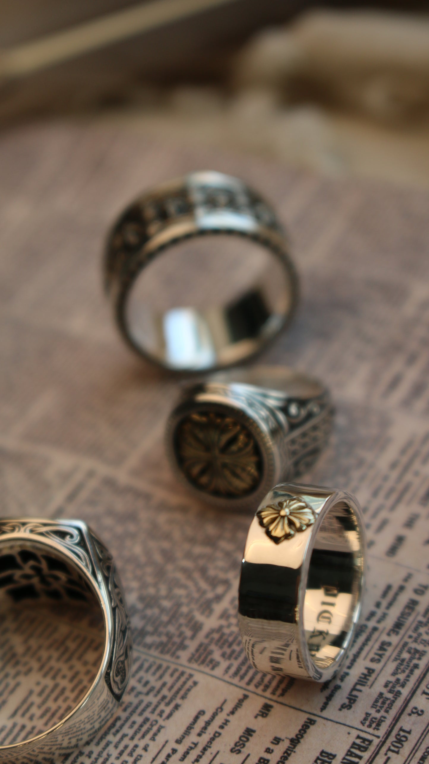 Cross iris Ring
