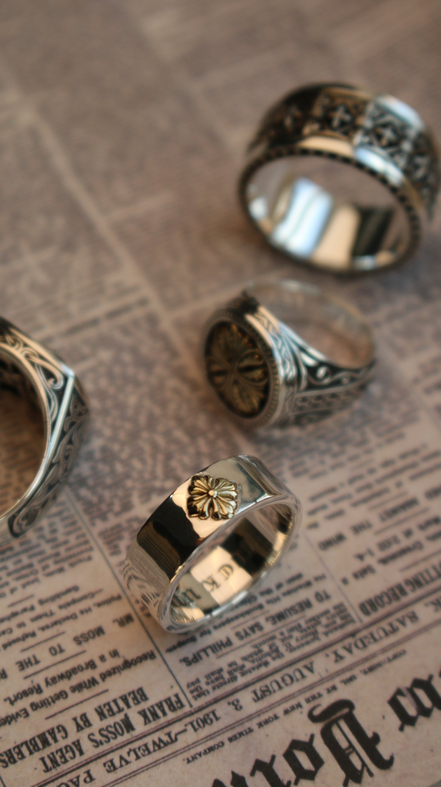 Cross iris Ring