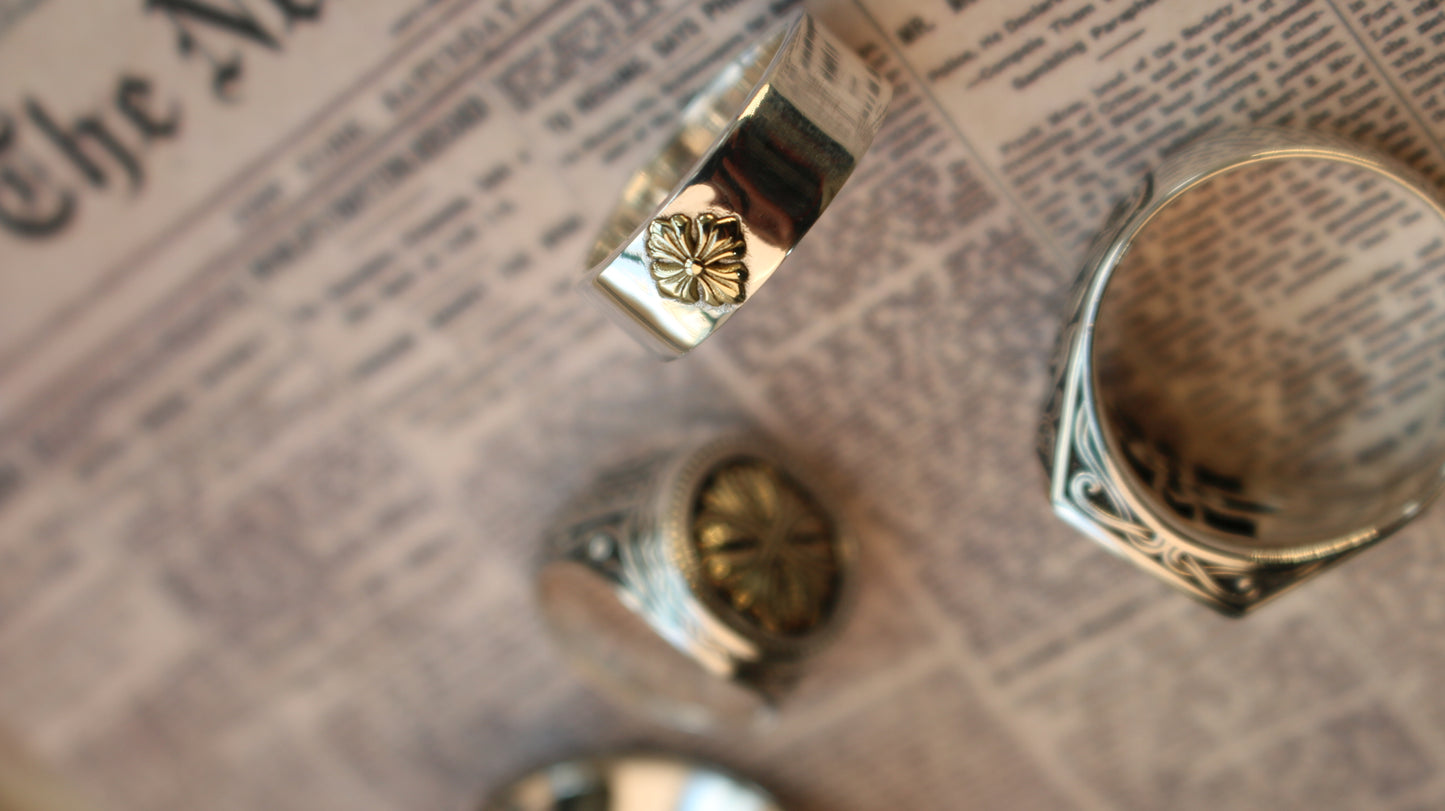 Cross iris Ring