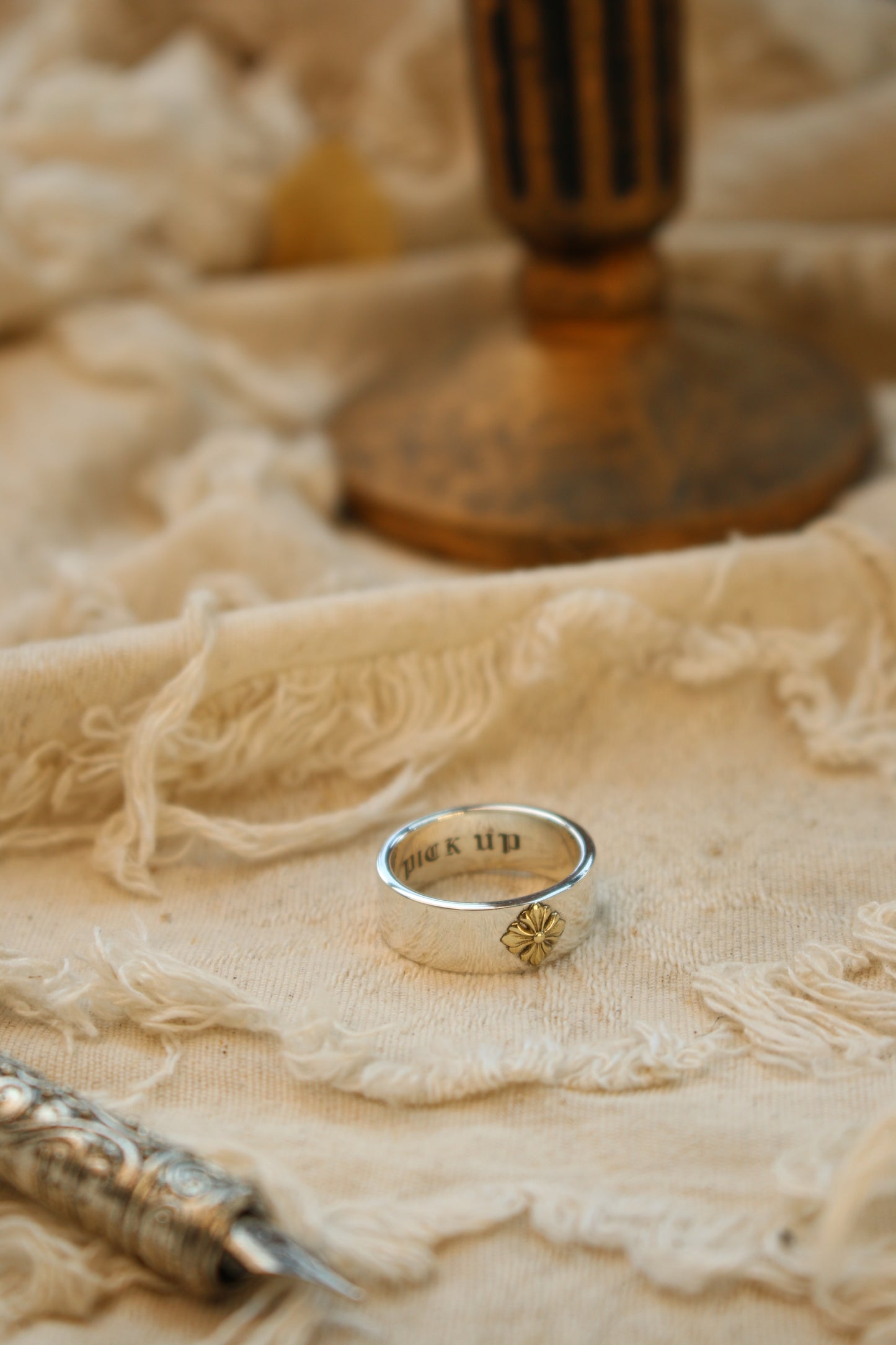 Cross iris Ring
