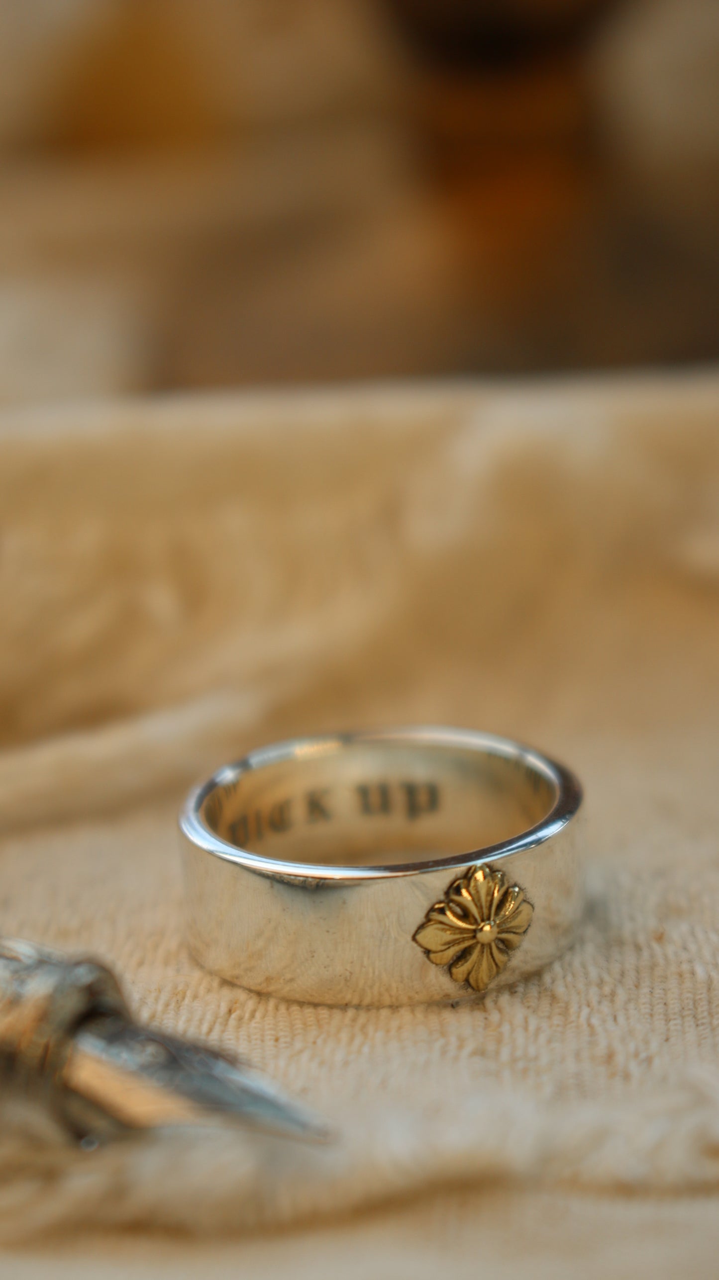 Cross iris Ring