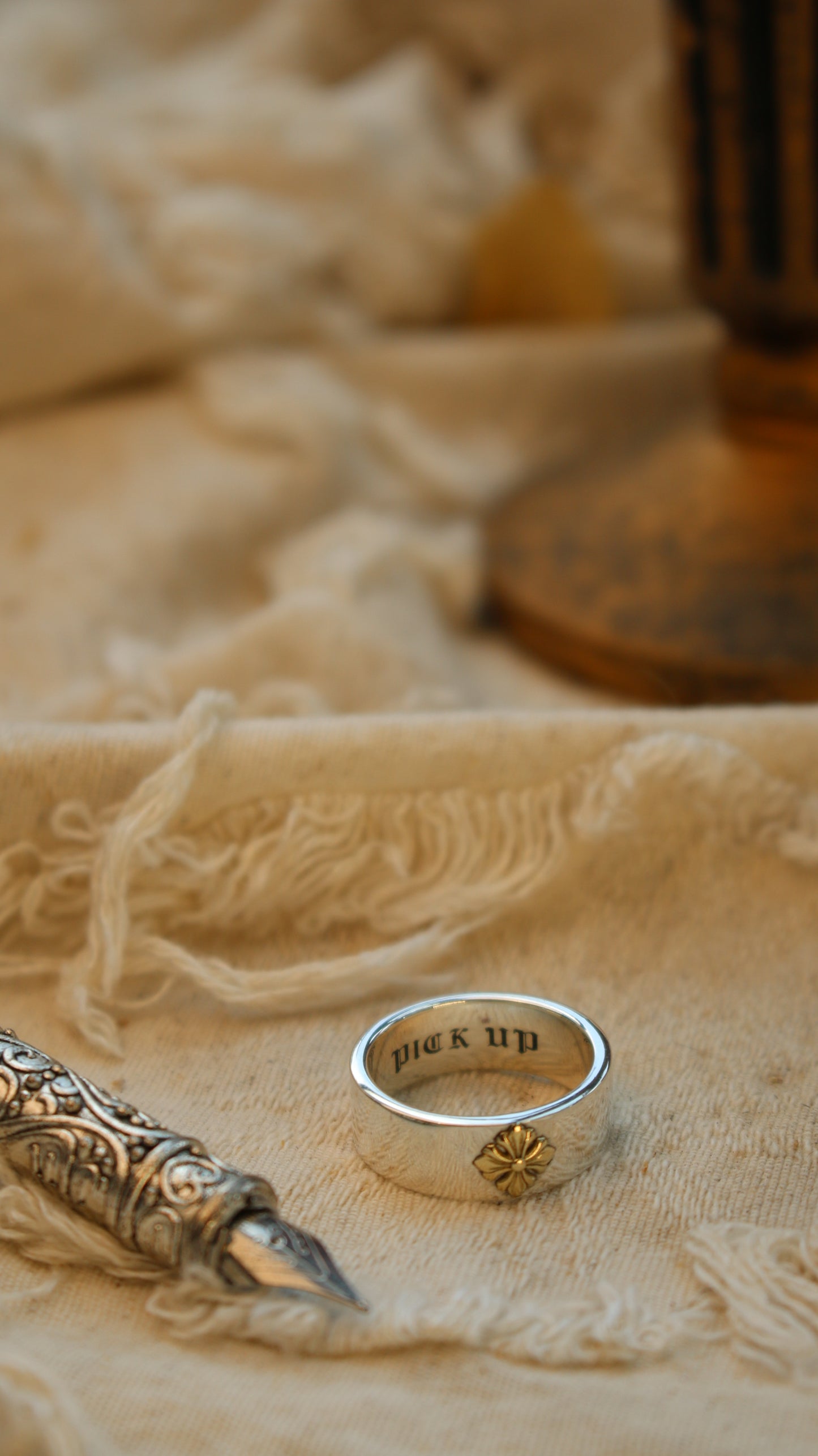 Cross iris Ring