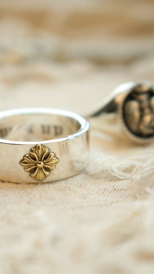 Cross iris Ring